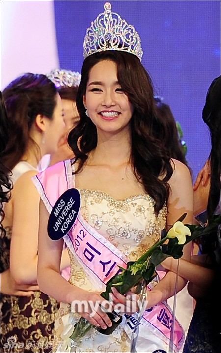 Nụ cười rạng rỡ khi trở thành Hoa hậu Hàn quốc 2012
